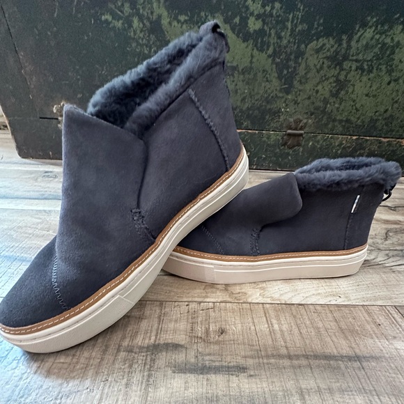 Tom’s NWOB Paxton Slip On Faux Fur Zippered Back size 7 Charcoal Gray Suede - Picture 4 of 12